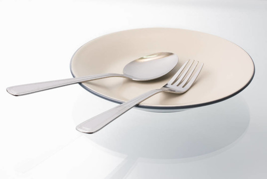 勺子和一個(gè)板上的插頭