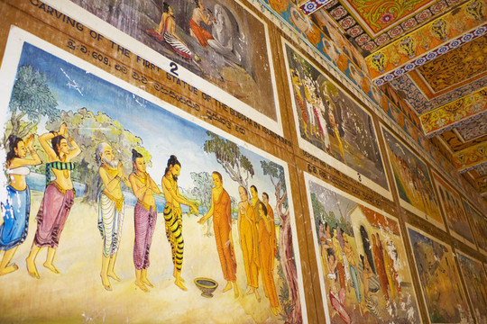 彩繪的天花板和isurumuniya寺壁
