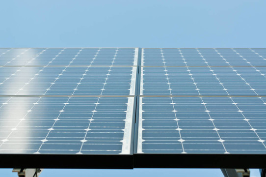 陽光反射在太陽能電池板上