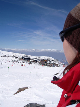 女人看雪道旁邊的山站
