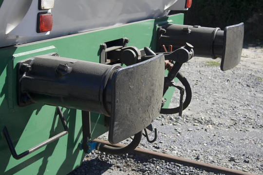 前保險(xiǎn)杠對(duì)列車