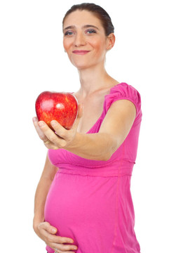 懷孕的女人給一個(gè)大的紅蘋(píng)果