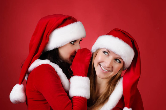 和快樂的年輕的Santa女孩交談