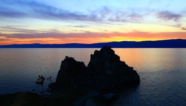 日落。貝加爾湖。奧爾洪島島。