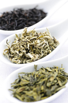 各種各樣的用勺子干的茶葉