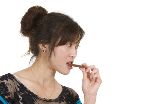 美麗的女人吃巧克力