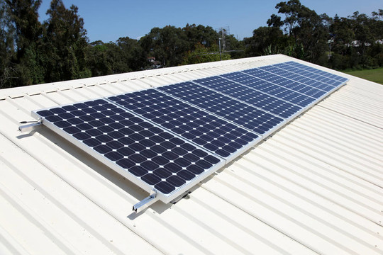 住宅屋頂太陽能電池板。太陽能正在成為能源結(jié)構(gòu)的重要組成部分.。