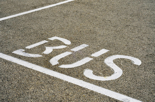 街道上畫的一個(gè)公共汽車站標(biāo)志