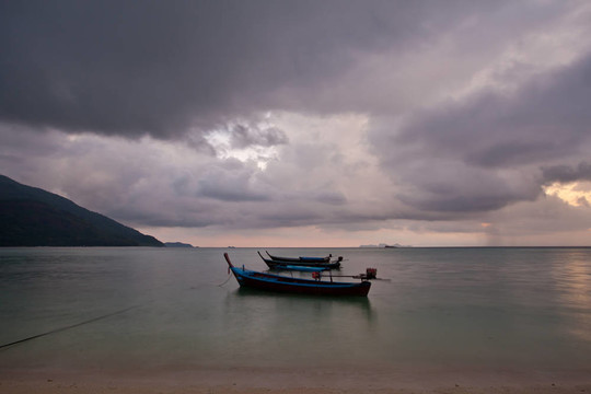 海上的船