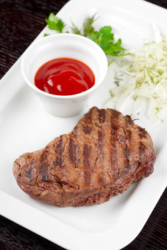 多汁的烤牛肉牛排