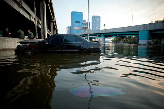 汽車淹沒(méi)在洪水中