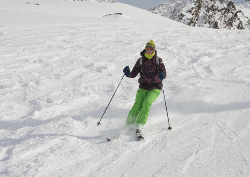 這個女人在一個滑雪勝地滑雪