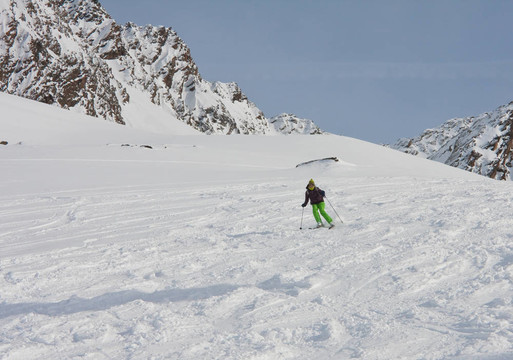 在Solden的滑雪勝地的斜坡。奧地利