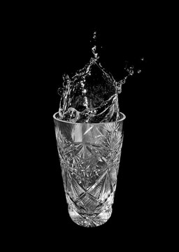 水和飛濺的玻璃