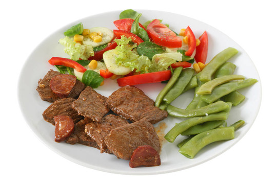 牛肉配香腸；豆子和沙拉