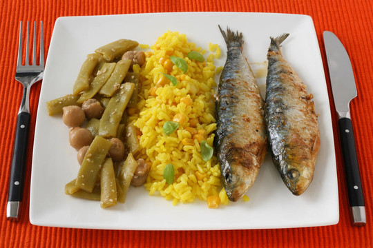 米飯和蔬菜炒沙丁油魚