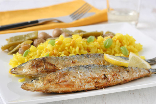 米飯和蔬菜炒沙丁油魚