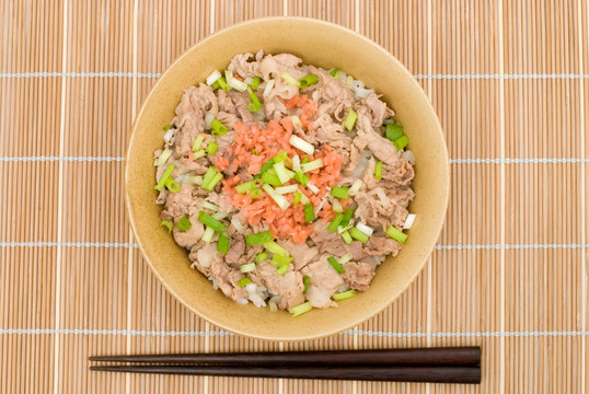豬肉和米飯碗