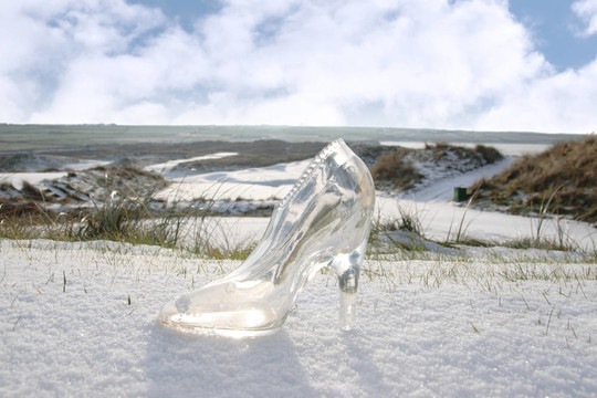 白雪覆蓋高爾夫球場(chǎng)水晶玻璃拖鞋