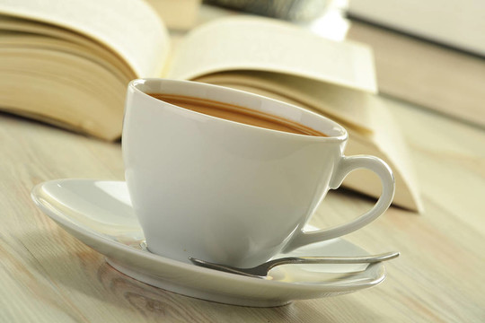 書籍和咖啡杯