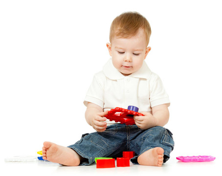 小孩子正在玩玩具