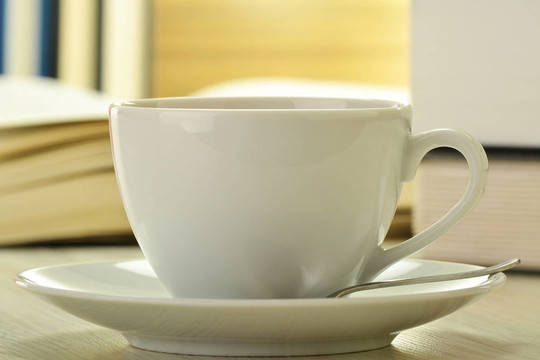 桌子上的咖啡杯
