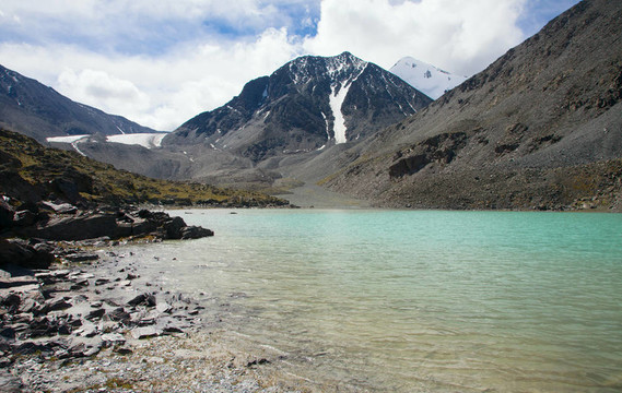山上的湖