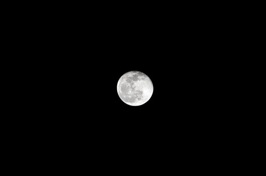 夜晚的天空中的滿月