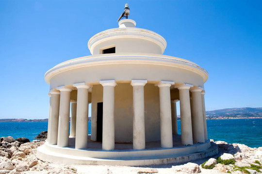 燈塔在Argostoli；Kefalonia