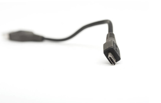 白色背景上的黑色電纜