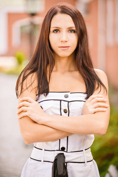 穿著白色衣服的年輕女人