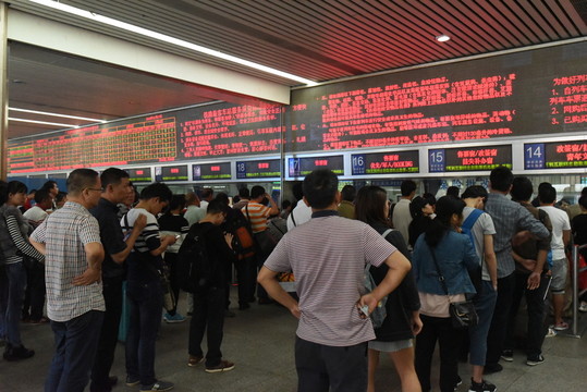 廣州火車站售票大廳排隊(duì)人群