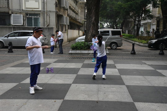 抖空竹的小學(xué)生