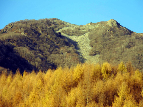 遠(yuǎn)眺花脖山石瀑