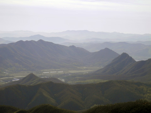 山谷那邊的遠山