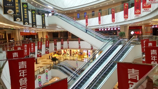 超市中庭 自動手扶電梯