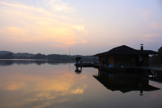夕陽下的釣魚者