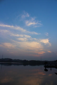 夕陽(yáng)下的釣魚(yú)者