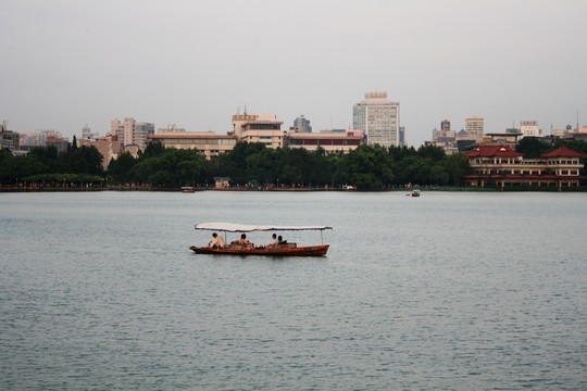 西湖上的游船