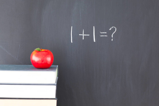 堆棧的書籍與紅蘋果和黑板1 = 1？上面寫的