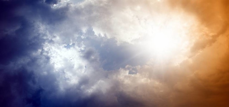 燦爛的天空與明亮的太陽