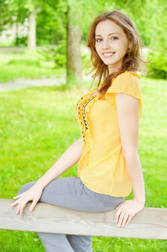 美麗的女孩在公園里
