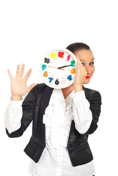 快樂的女人背后時鐘顯示五個手指