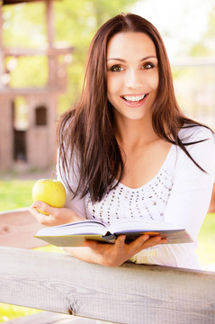長發(fā)女孩看書