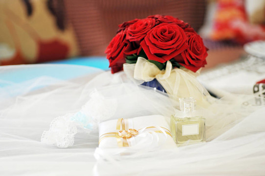 香水和結(jié)婚戒指
