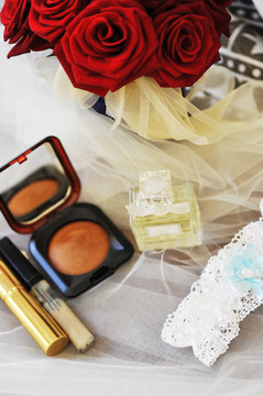化妝品和結(jié)婚戒指