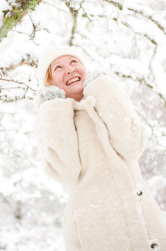 在雪中笑的年輕女人