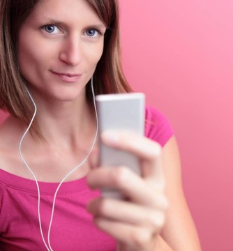 美麗的年輕女人在聽音樂