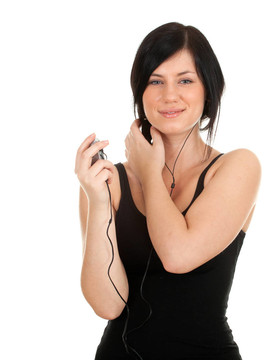 年輕的女人從MP3播放器聽音樂