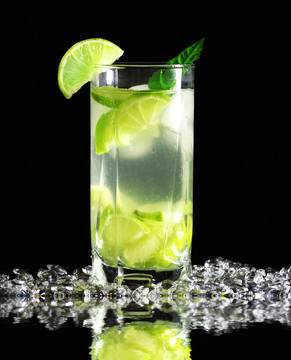 mojito雞尾酒新鮮萊姆在黑色背景上